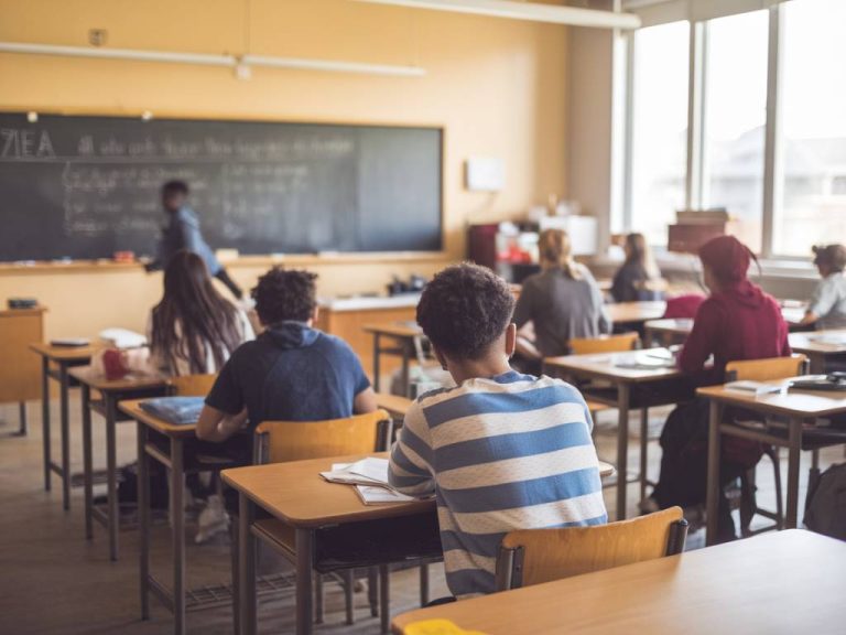 Case 7EA impôts : tout savoir sur les frais de scolarité et la réduction