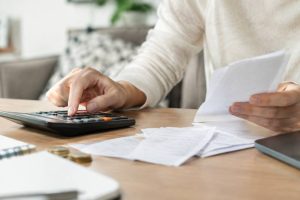 Actions intelligence artificielle : comment investir en limitant les risques fiscaux ?